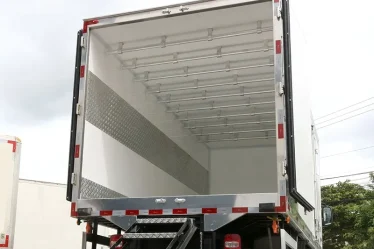 Como funciona o serviço de montagem de baú para caminhões: guia completo